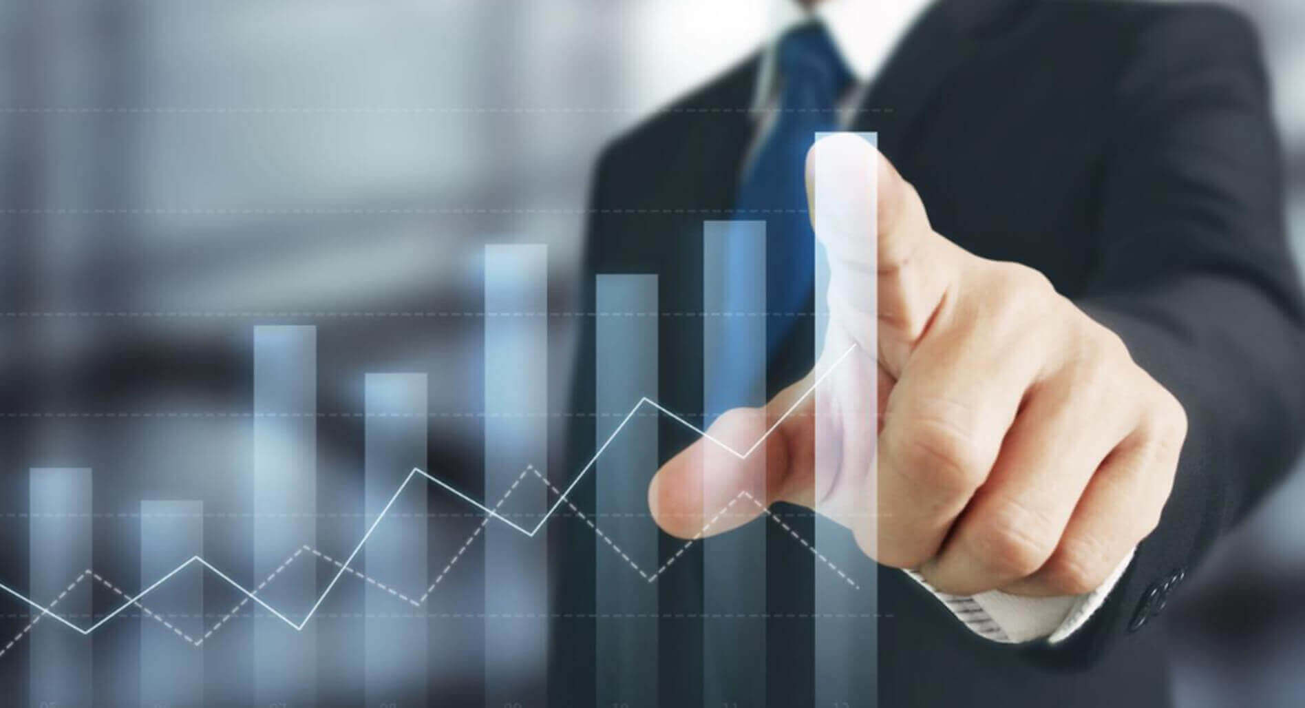 棒グラフを指差ししている男性