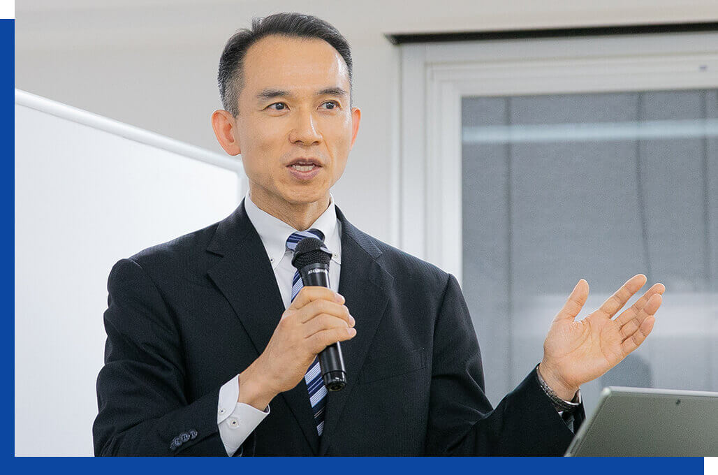 講師がマイクを持ち話している様子